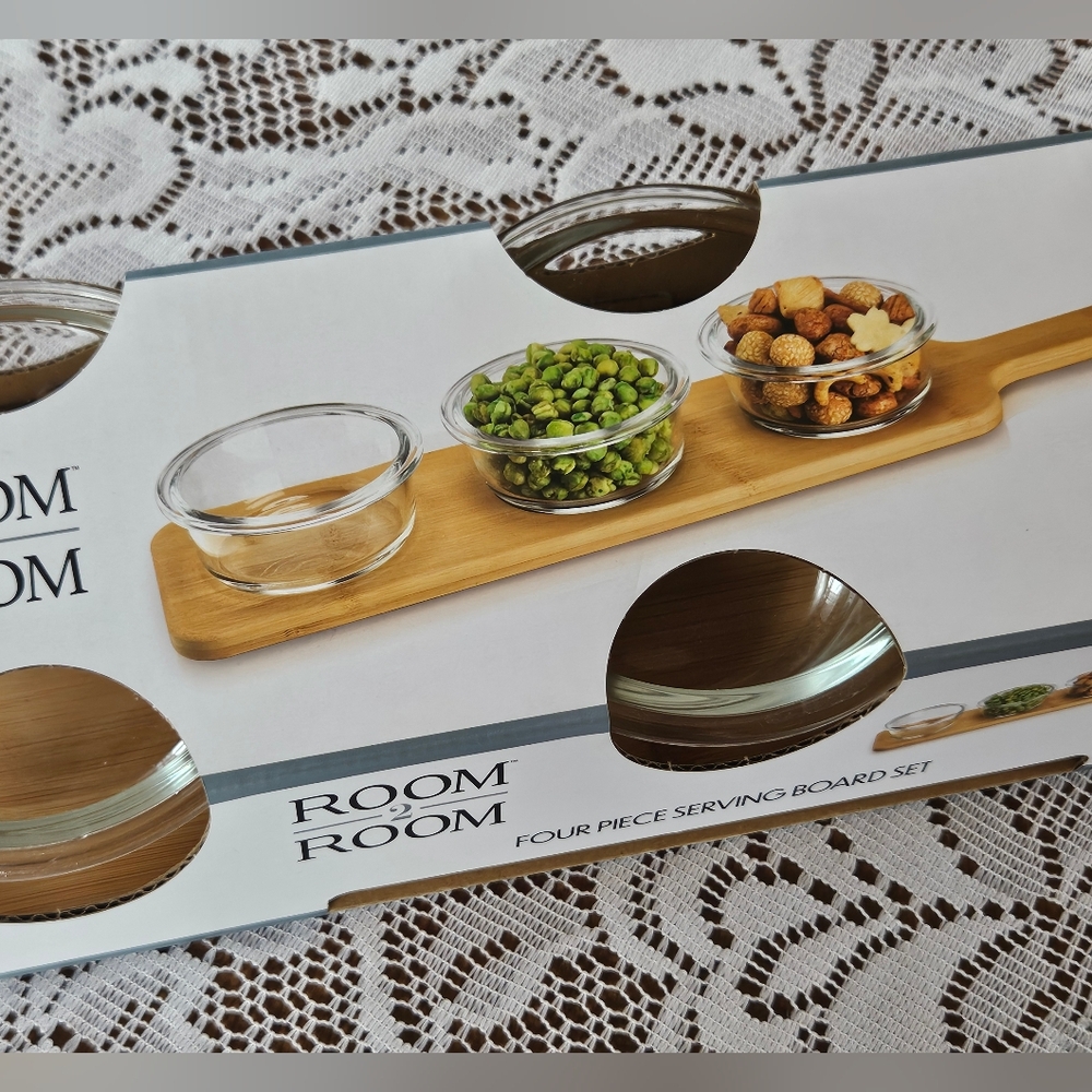 FOUR PIECE SERVING SET BAMBOO BOARD GLASS BOWLS HORS D'OEUVRES PARTY APPETIZERS